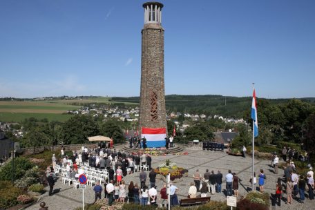 Wiltz – klares Nein gegen die Wehrpflicht in der Uniform des Feindes. Viele Wiltzer wurden ihrer Weigerung wegen mit dem Tode bestraft. Heute wird daran erinnert. Neben den Opfern des Zweiten Weltkriegs, vor allem in der Ardennenoffensive, haben die Opfer des Widerstandes der Stadt im Norden des Landes den Titel „Ville martyre“ verliehen.