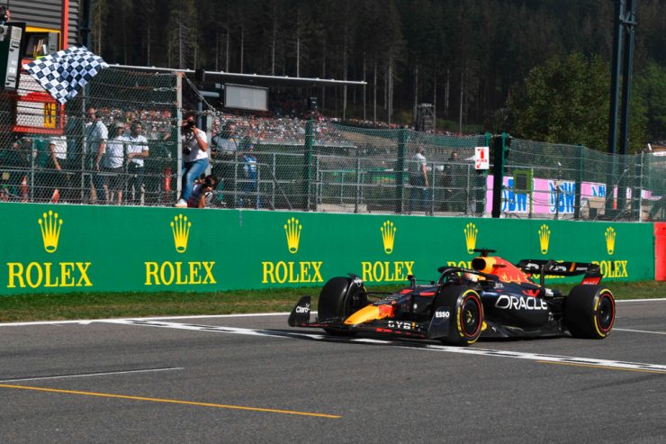 Formel  / Mit lockerer Aufholjagd zum Spa-Triumph: Verstappen „auf eigenem Planeten“
