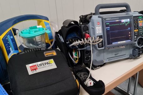 Notfallrucksack und Defibrillator geh&ouml;ren zur Grundausstattung der Sanit&auml;ter