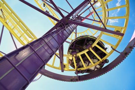 Von den Gästen der „Fouer“ meist unbemerkt, werden die Sprossen an den Attraktionen von den Angestellten eines privaten Dienstleistungsunternehmens gebraucht, um in schwindelerregender Höhe ihre Arbeit zu verrichten