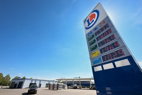 Laut CSV ein No-Go und doch schon bald ein gewohntes Bild? Luxemburger Autofahrer an einer Tankstelle in Thionville.