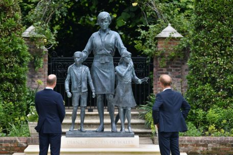 Prinz William und Prinz Harry enth&uuml;llen eine von ihnen in Auftrag gegebene Statue ihrer Mutter Diana