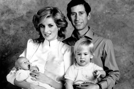 Diana und Charles posieren im Oktober 1984 im Kensington Palast mit ihren S&ouml;hnen William und Harry f&uuml;r ein Familienfoto