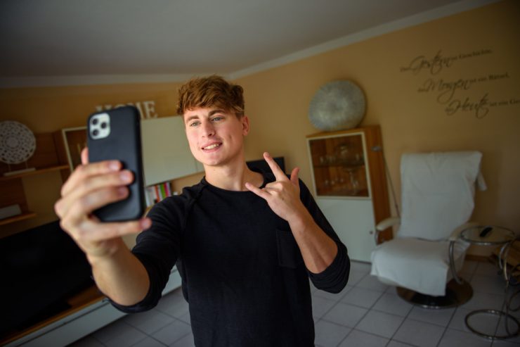 Alarmierende Studienergebnisse / Mehrheit der Jugendlichen misstraut Medien und öffentlichen Institutionen