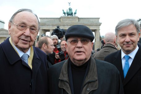 Michail Gorbatschow 2006 in Berlin mit dem Regierendem B&uuml;rgermeister Klaus Wowereit (SPD, rechts) und dem fr&uuml;heren Bundesau&szlig;enminister Hans-Dietrich Genscher