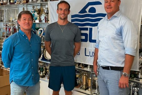 In Zukunft sollen weitere Pokale in die Sammlung des SL um die beiden Trainer Jaime Arroyo-Toledo und Maël Rugani sowie Präsident Bjoern Poels (v.l.n.r.) dazukommen