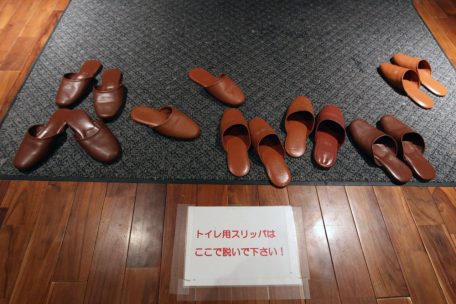 Vor der Rückkehr an den Tisch unbedingt wieder ausziehen: In Japan sind Toilettenschuhe etwa in Restaurants üblich