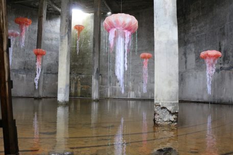 Die alte Heringsfabrik kann man bei einer Führung entdecken. Teile sind mittlerweile eine Art Kunstgalerie für lokale und internationale Künstler. Hier eine Installation in einem der alten Tanks. 