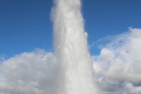 Der aktivste Geysir der Welt bietet Touristen eine ziemliche Show