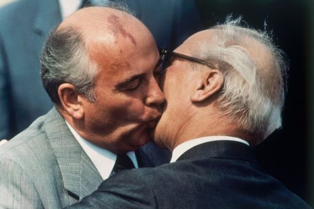 Michail Gorbatschow und Erich Honecker, Staats- und Parteichef der DDR, tauschen auf dem Ostberliner Flughafen Sch&ouml;nefeld einen Kuss aus