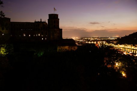 Deutschland / Ladentüren zu, Werbetafeln aus: Neue Energiespar-Vorgaben gelten