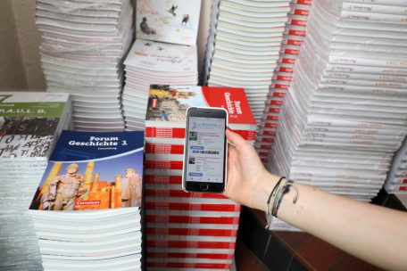 In der App „myBooks.lu“ erscheinen die benötigten Schulbücher zusammen mit einem Barcode. Einmal die Barcodes gescannt, kann der Buchhändler die (meist) vorrätigen Bücher zusammenstellen und aushändigen.