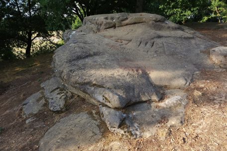 Traurig: Vandalismusspuren zahlreicher Besucher auf den mehr als 200 Millionen Jahre alten Steinen