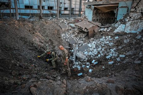 Bombenkrater in Charkiw: Russland beschie&szlig;t die ukrainischen St&auml;dte mit Raketen