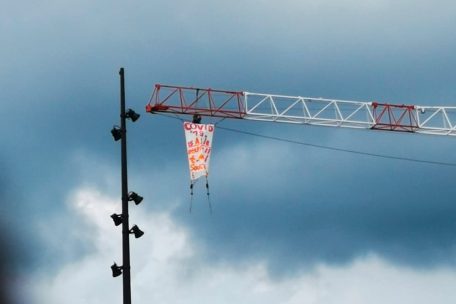 Gegenüber der „Schueberfouer“ / Mann klettert auf Kran und rollt Protestbanner aus