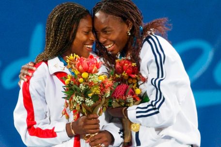 Mit ihrer Schwester Venus (r.) gewann Serena gleich dreimal Olympiagold im Doppel, ein erstes Mal im Jahr 2000 in Sydney. Die beiden Schwestern standen sich auch in neun Grand-Slam-Finals gegen&uuml;ber.