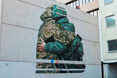 Ukraine-Krieg / Mit einem Straßenbild wollte ein Künstler „Frieden fördern“ – das brachte den Australier selbst in die Schusslinie