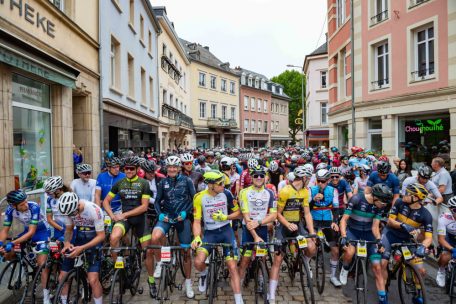 Fahrradhelme, wohin man schaut: Auch bei der 32. Auflage der &bdquo;Cyclosportive Charly Gaul&ldquo; waren weit mehr als 1.000 Rennradfahrer am Start
