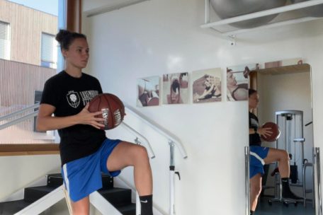 F&uuml;r Magaly Meynadier stehen derzeit viele Stunden beim Physiotherapeuten um im LIHPS auf dem Programm