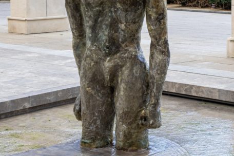 Die Skulptur vor dem Eingang des Museums trägt sozusagen das Leid der Menschheit auf ihren Schultern