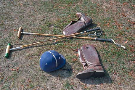 Stiefel, Helm und Schl&auml;ger z&auml;hlen zur Grundausr&uuml;stung eines Polospielers