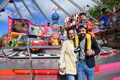 Nach 20 Tagen Schobermesse nutzen Marcia Flores und ihr Mann die letzte Gelegenheit zum Besuch