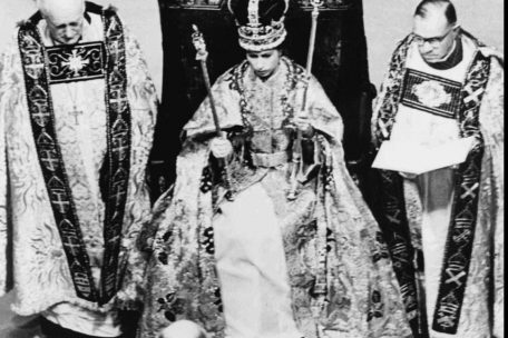 Der Erzbischof von Canterbury liest K&ouml;nigin Elizabeth II., die die St.-Edwards-Krone tr&auml;gt, w&auml;hrend ihrer Kr&ouml;nungszeremonie im Jahr 1953 den Segen vor