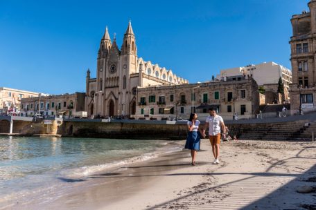 Balluta Bay ist ein einzigartiger Strand in San Giljan