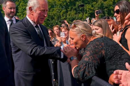 Viele Untertanen trauern mit dem K&ouml;nig um seine verstorbene Mutter