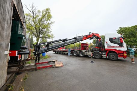 Die Dampflokomotive wird aus dem Hangar gezogen, in dem sie die letzten 16 Monate restauriert wurde&nbsp;