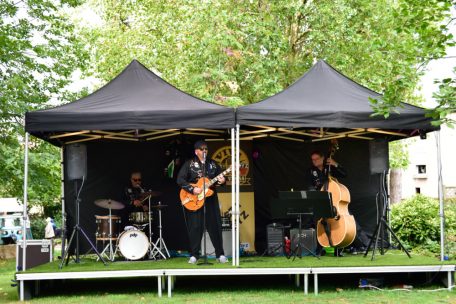 So geht Rockabilly: The Rusty Boyz mit Halbresonanzgitarre, Kontrabass und Schlagzeug