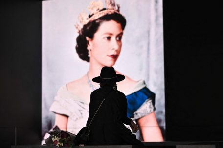 Nach Tod von Elizabeth II. / Tote Queen nach Edinburgh überführt – Prinzliche Versöhnungsgeste und politischer Protest aus Schottland