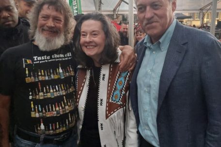 Linda Gail Lewis mit Bürgermeister Pierre Mellina