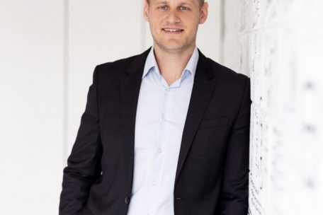 Nils Löhndorf ist seit 2018 Professor für Supply Chain Management und Lehrstuhlinhaber für digitale Beschaffung an der Universität Luxemburg. Nach einem Studium der Betriebswirtschaftslehre an der Universität Mannheim promovierte er 2011 an der Universität Wien zum Thema stochastische Optimierung und erhielt 2017 die Lehrbefugnis für Betriebswirtschaftslehre von der Wirtschaftsuniversität Wien. In seiner Forschung beschäftigt sich Löhndorf mit der Modellierung und Optimierung von Energiebeschaffung und Energiehandel.