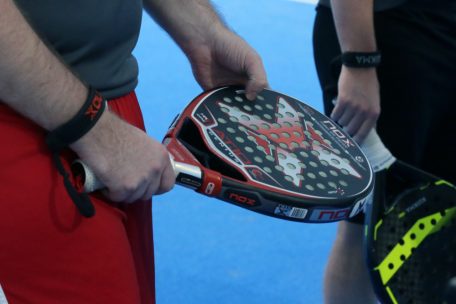 Die Schläger sind namensgebend für die Sportart, weil sie Kanupaddeln ähneln