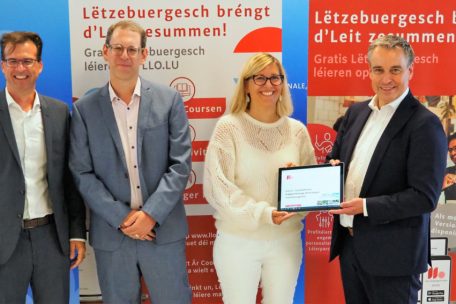 Luc Marteling, der Direktor des Zentrums für die luxemburgische Sprache, Luc Schmitz, der stellvertretende Direktor, und Maisy Gorza, die Direktorin des Nationalen Sprachinstituts, und Bildungsminister Claude Meisch haben am Freitag die neue Plattform vorgestellt