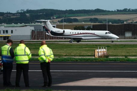 Das Flugzeug mit dem neuen König Charles III. und seiner Frau startet vom Flughafen in Richtung London 