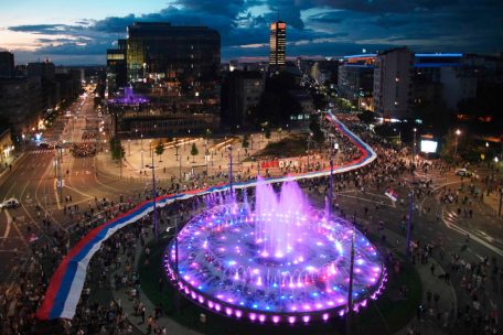 Orthodoxe Christen zogen am Sonntag eine 500 Meter lange serbische und russische Fahne durch Belgrad, um f&uuml;r &bdquo;Heirat und Familie&ldquo; und gegen die EuroPride zu demonstrieren&nbsp;