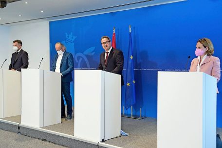 Fayot, Turmes, Bettel und Cahen bei der Pressekonferenz nach dem „Energiedësch“ am 28. Februar<br />
