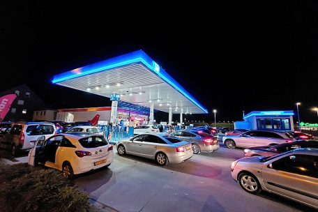 Stau vor einer Tankstelle in Bascharage am 9. März