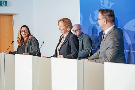 OGBL-Chefin Nora Back, Vizie-Premierministerin Paulette Lenert, Premierminister Xavier Bettel bei der Pressekonferenz nach der Tripartite-Sitzung am 23. März. Im Hintergrund: LCGB-Chef Patrick Dury