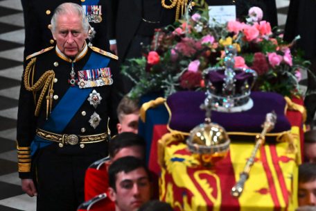 K&ouml;nig Charles III. schreitet an der Seite des Sargs seiner verstorbenen Mutter, Queen Elizabeth II.