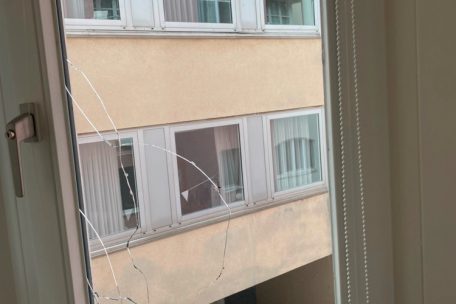 Die eingeschlagene Fensterscheibe im zweiten Stock