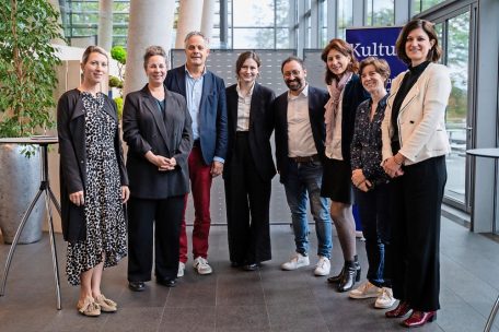 Catherine Decker, Valérie Quilez, Jo Kox, Clémence Creff, Giovanni Trono, Sophie Aumüller, Mathilde Bezart et Diane Tobes lors de l’annonce officielle, vendredi dernier, que Kultur | lx rejoignait le fonds Impuls Neue Musik.