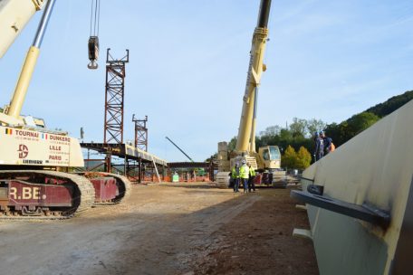 Die ersten beiden Bauteile mit den Stützen für den beidseitigen Bogen der neuen Brücke sind montiert