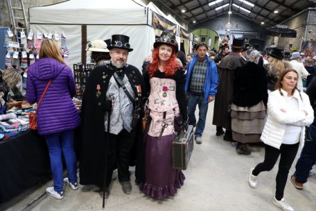 Danielle aus Esch, hier in Begleitung ihres Partners Percy, hat ihr gesamtes Outfit selber genäht