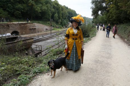 Marta hat spezielle Kurse belegt, um ihr Outfit zu kreieren