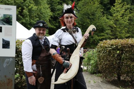 Jean-Pierre und Piraten-Elfe Jade sind in der Fantasy-Welt zu Hause