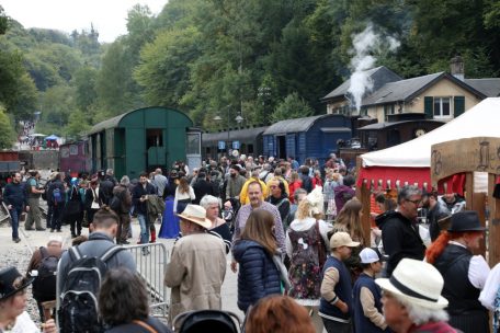 Auch Besucher in Alltagskleidung mischen sich unter die Menge