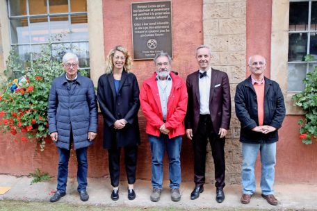 V.l.: Martin Kox, Joëlle Welfring, Henri Clemens, Georges Mischo und Gino Pasqualoni bei der feierlichen Enthüllung der Gedenktafel